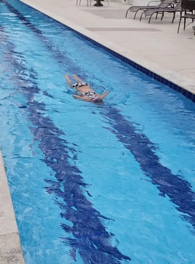 Aluna nadando crawl na piscina de um condomínio no Recife