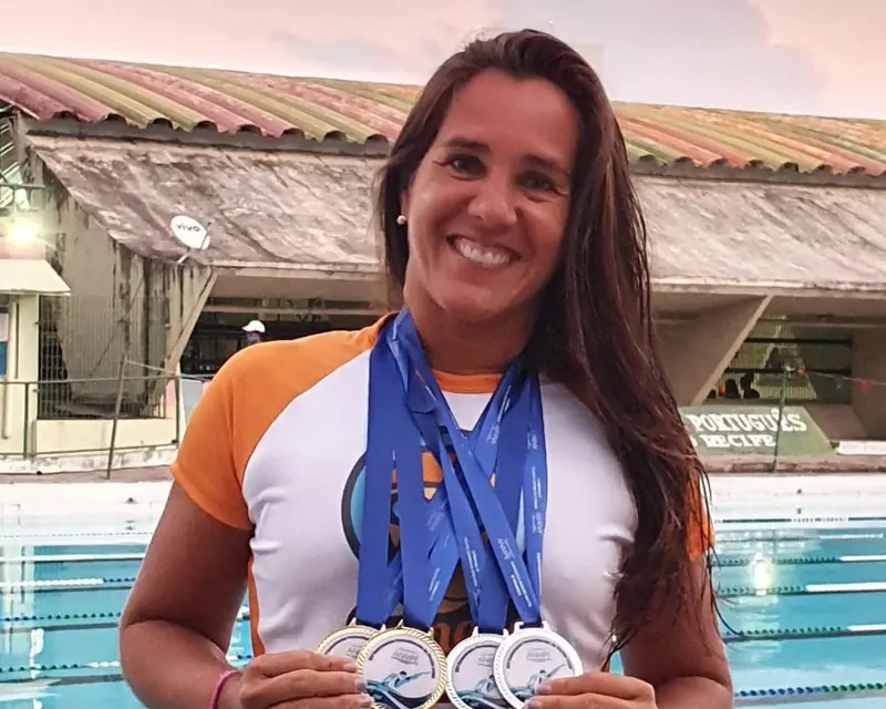 Roberta com medalhas do Campeonato Pernambucano Master de Natação